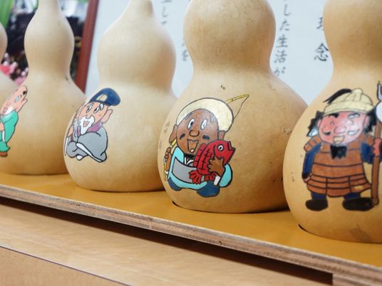 工芸品の並ぶ棚