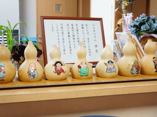 温もりあるデコレーションの共有スペース