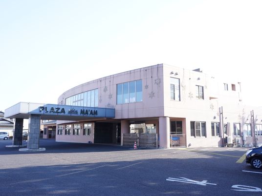 明るい外観の建物