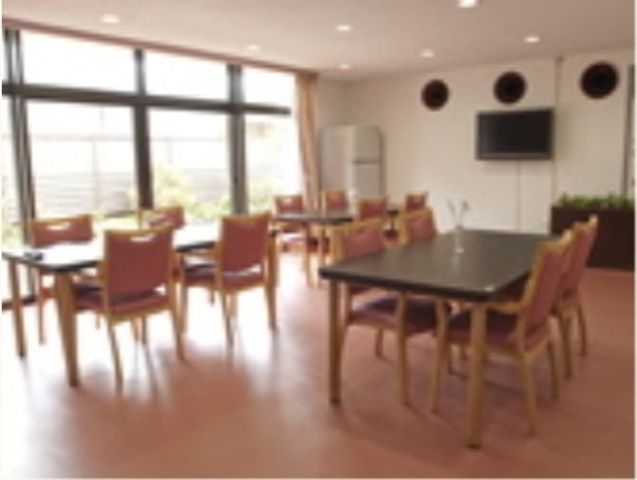 明るいダイニングルーム 食堂 居心地の良いダイニングで、利用者様が食事や会話を楽しんでいる様子が想像できます。広々としており、共に時間を過ごす場としてふさわしいです。
