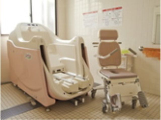 浴室設備と介助椅子 特殊浴槽 快適さと安全性を備えた清潔なバスルームです。利用者の心身のリフレッシュをサポートする空間となっています。