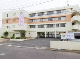 明るい外観の施設正面