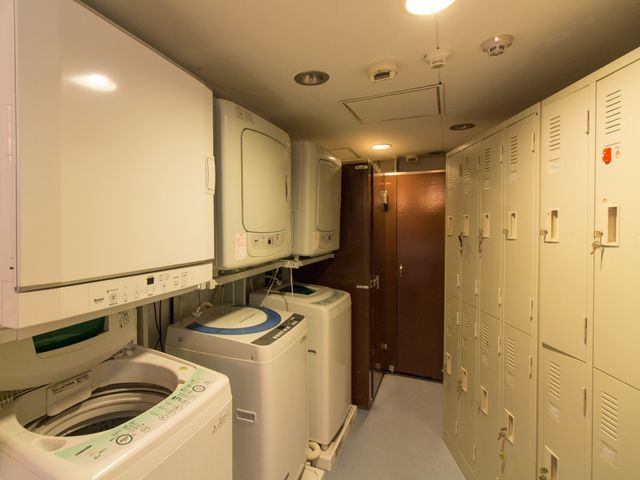 洗濯機とロッカーの部屋 脱衣室 清潔感のあふれる洗濯スペースが整っており、個人の衣服管理も安心して行えます。
