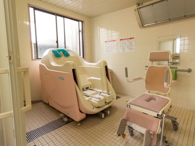 バリアフリー浴室設備 機械浴室 ゆったりとした浴室には、安心のバリアフリー設計が施されており、椅子も使いやすいよう配慮されています。安全に快適な入浴を支援する環境が整っており、お仕事にもやりがいを感じられるでしょう。