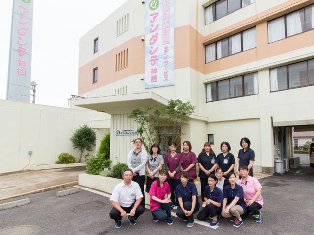 スタッフ集合の外観 集合写真 笑顔で集まるスタッフたちは、やりがいのある仕事に日々取り組む姿が印象的です。温かいチームワークで支え合っています。