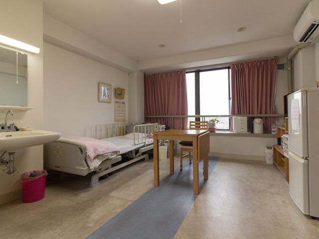 快適な居室の様子 部屋内部 ゆったりとした居室で、家具や設備が整っており、快適に過ごすことができます。大きな窓からは光が差し込み、明るい雰囲気を作り出しています。