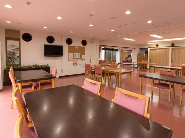 広々とした食堂空間 大広間 ゆったりとした食堂で、利用者のコミュニケーションの場が提供されています。テーブルと椅子が配され、集いや食事の時間を快適に過ごすことができます。