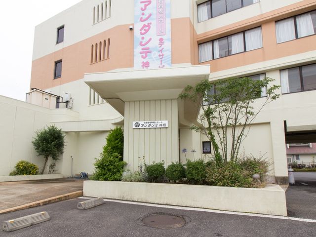 清潔感のあるエントランス 建物外観 広々とした開放的なエントランスです。緑に囲まれており、心地よい環境でのお仕事が期待できます。
