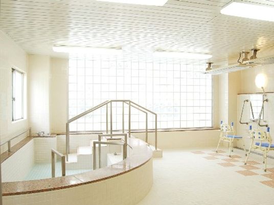 明るい洗い場の浴室