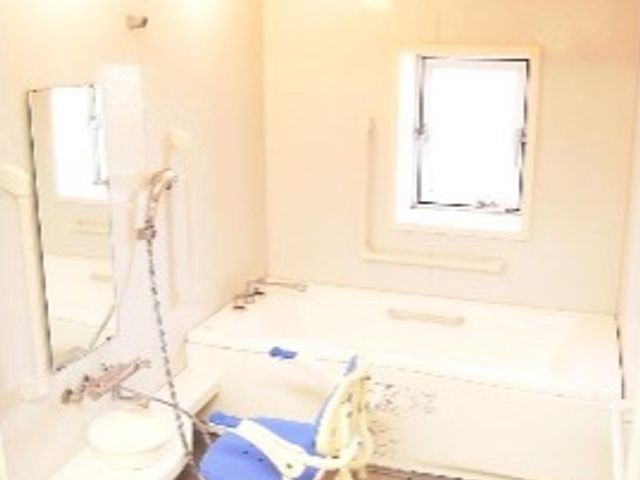 バリアフリー設計の浴室 浴室 明るく清潔感のあるバリアフリー設計の浴室です。広々とした空間で安全に快適な入浴をサポートします。