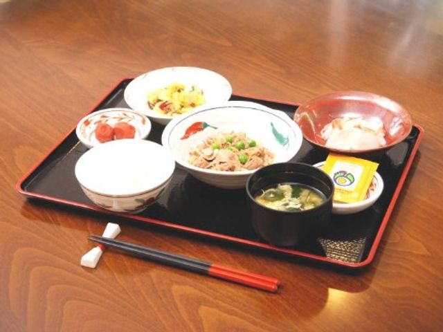 和食スタイルの食事膳 料理 栄養バランスを考えた和食メニューが並ぶ食膳です。利用者の健康を支える食事の一例となっております。