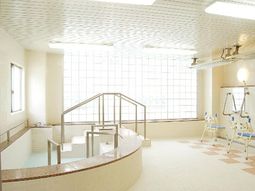 明るい浴室の設備