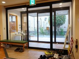 入口から見える中庭の景色