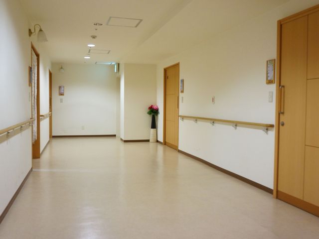 安全な廊下 廊下 手すりが整った明るい廊下は、安心して歩行できるよう配慮されています。壁に掲示された案内も目に優しいデザインです。