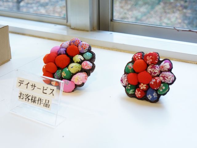 手工芸品展示 窓辺 手作りの芸術作品が展示された明るい空間です。創造性を高める活動が楽しめる環境を備えています。