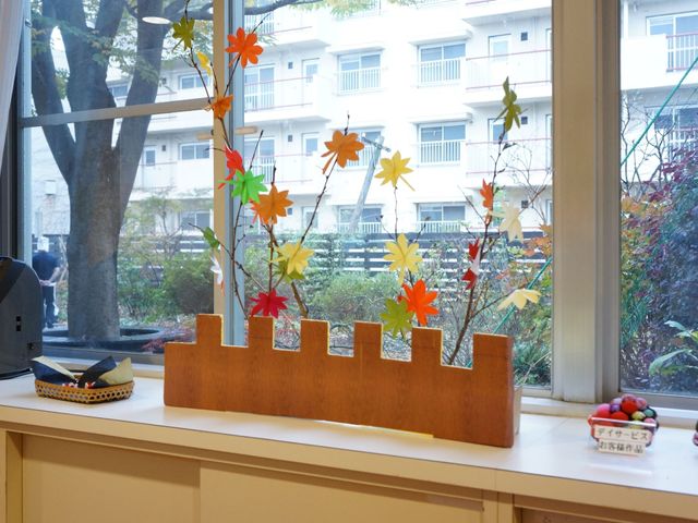 彩り豊かなデコレーション窓辺 窓辺 窓辺に飾られたカラフルな紙工作は、日常が明るく感じられるアクセントです。外を眺めながらのひとときが、そこにはあります。