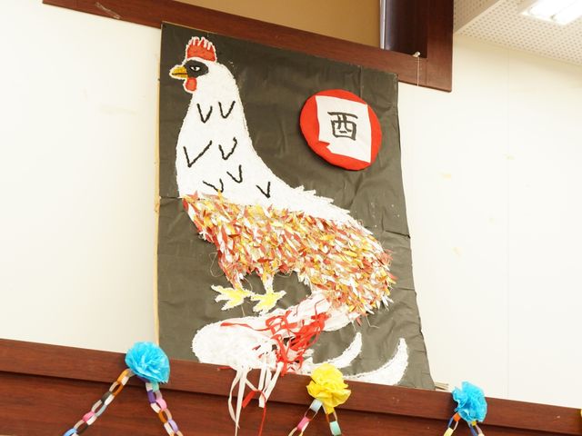 手作りの鶏の壁飾り 飾り物 創作活動の成果が壁に飾られ、日々の暮らしに彩りを加えています。手作り感のあふれる工作は、訪れる人々の会話のきっかけにもなることでしょう。