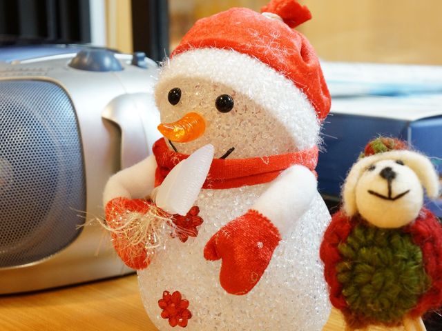 雪だるまと猿のおもちゃ 置物 温もりあふれるセンターで、季節を感じる装飾をお楽しみいただけます。慎ましやかながらも、ほっこりとした時間を過ごすことができる空間です。