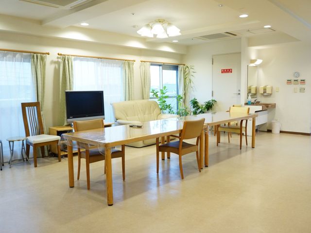 明るい共有リビング空間 共有スペース 広々とした明るいラウンジは、様々な活動に利用できます。快適なソファやテーブルが配され、交流の場を提供しています。