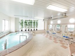 明るい浴室の光景