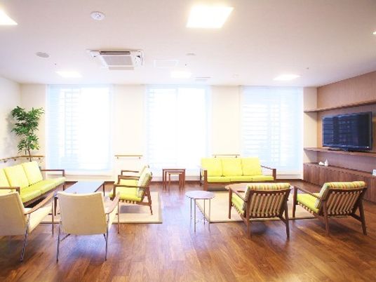 明るい共有リビング空間