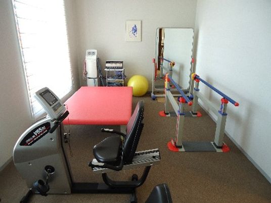 明るいリハビリ訓練室