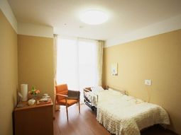 明るい居室の様子