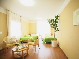 明るい居室の様子