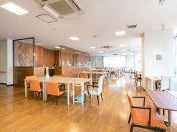 明るく広々としたダイニングルーム