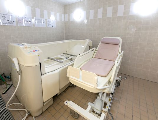 バリアフリー設計の浴室