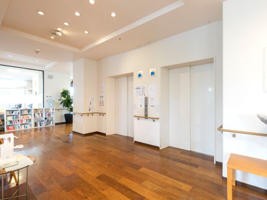 快適な図書コーナー付きロビー