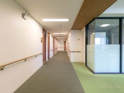 清潔で広々した廊下