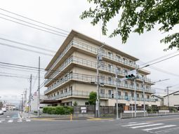 都会の明るい施設外観