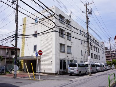 白と黄色の大型建物