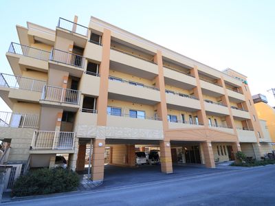 明るい外観の建物エントランス