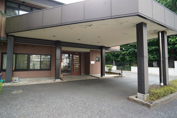 施設の広々としたエントランス