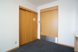 清潔な個室の入口
