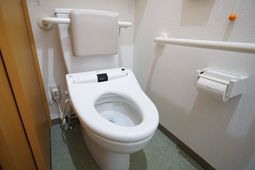 バリアフリー設計のトイレ