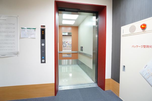 清潔なエレベーターの入口