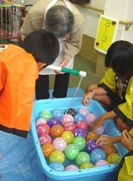 活動を楽しむ人々