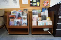 掲示物と本棚のロビー