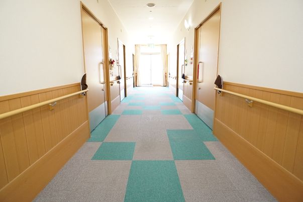 明るい廊下と手すり