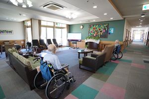 共有スペースで過ごす人たち