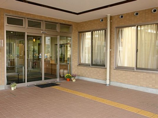 明るいエントランスの風景