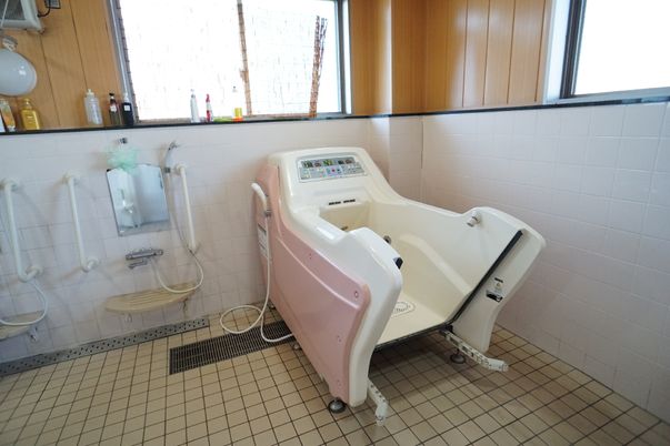 特殊浴槽と手すり
