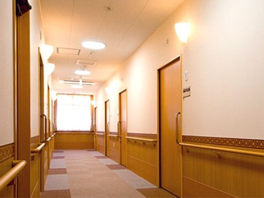 手すり付きの暖かみの廊下