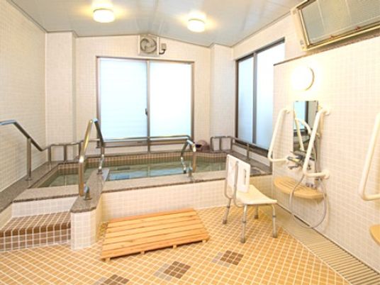 明るい広々とした浴室