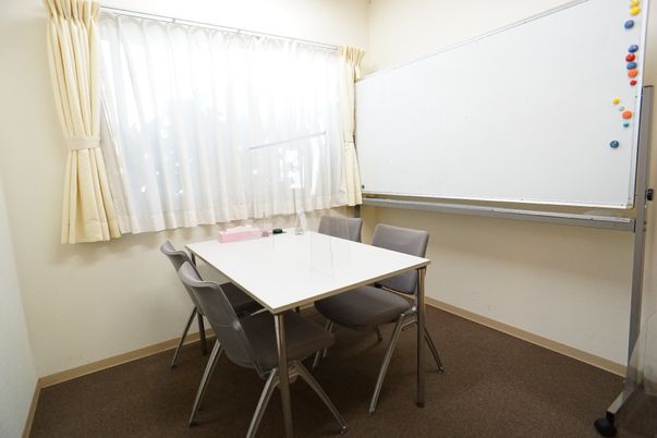 明るい会議室の一角