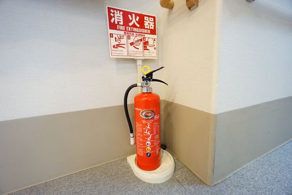 消火器と説明書き壁面
