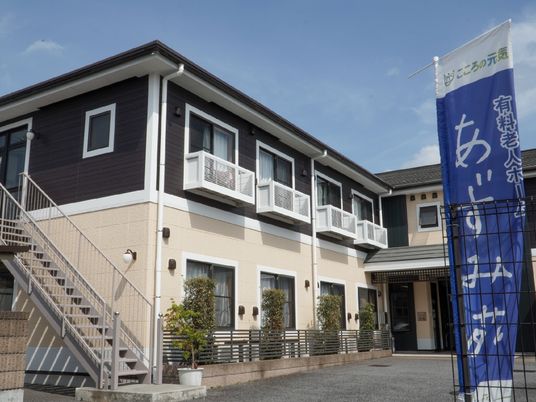明るい外観の建物